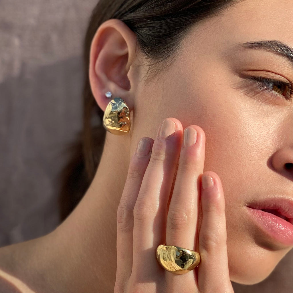 Bold organic shaped bubble ring and earrings. Sculptural studs by Desideri design