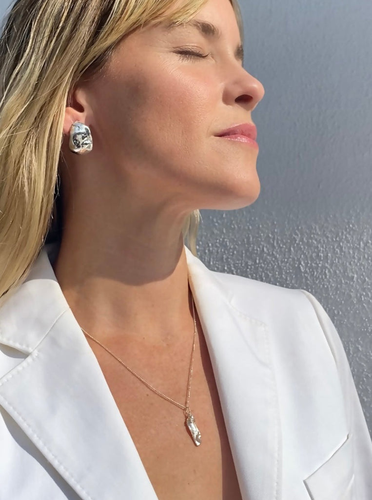 organic shapes pearl necklace and silver earrings. Sculptural stus