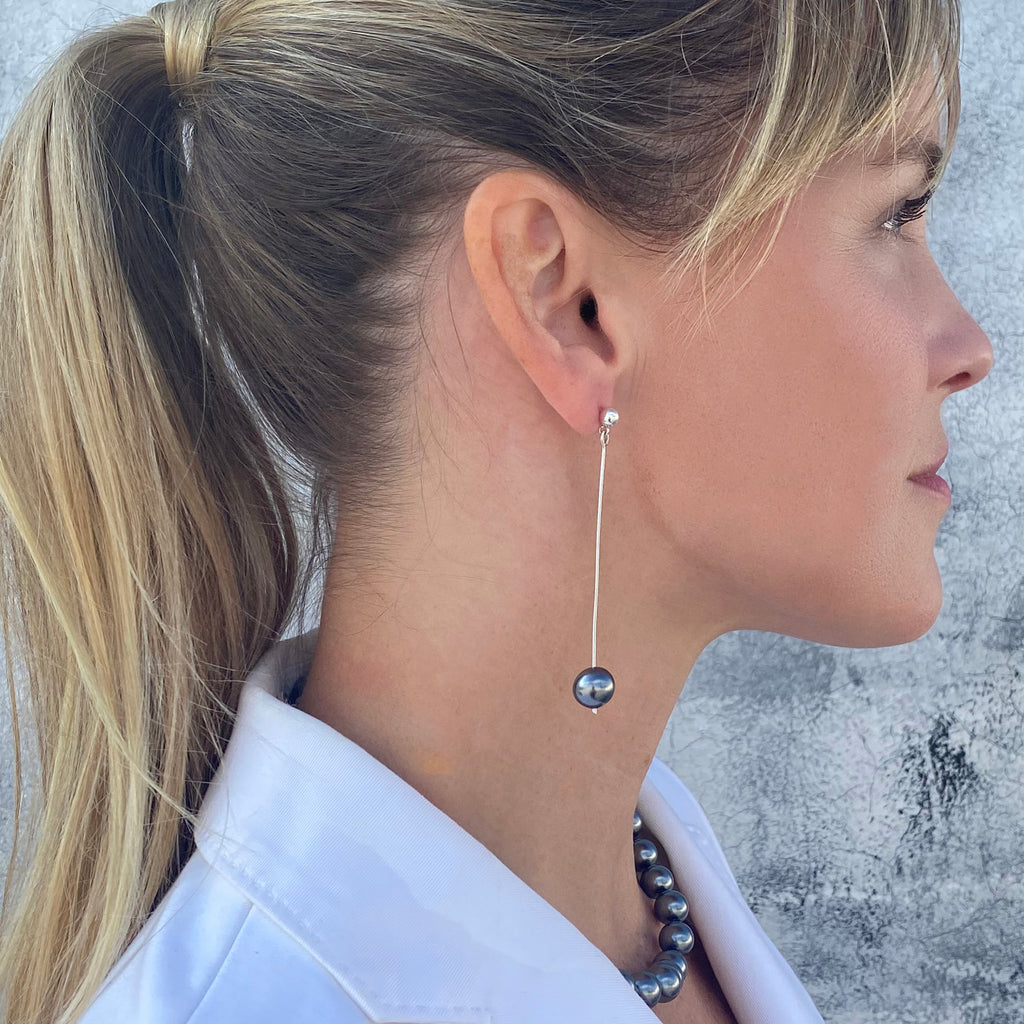 bar pearl earrings in dark grey and silver